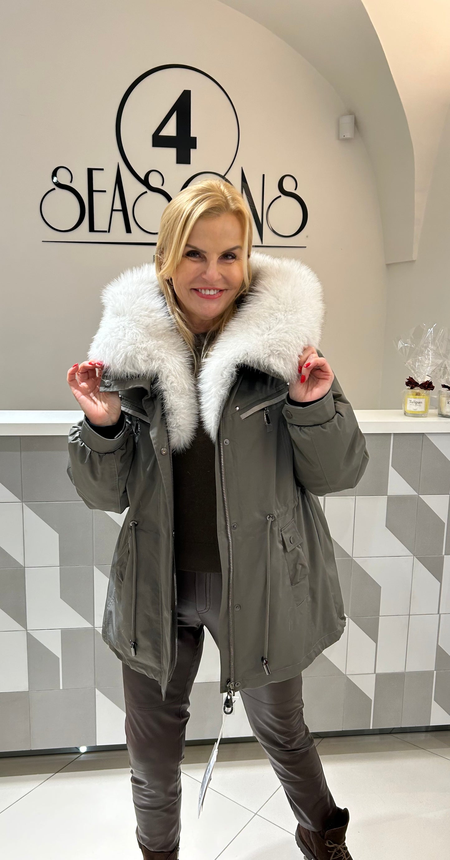 Striukė/parka su natūraliu  kailiu ir išsegamu vidumi  (b211)