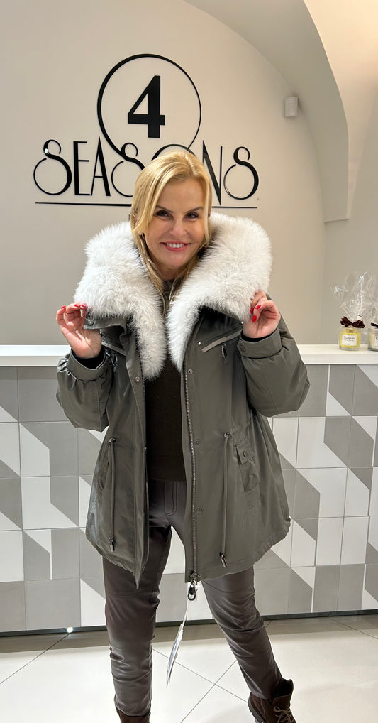 Striukė/parka su natūraliu  kailiu ir išsegamu vidumi  (b211)