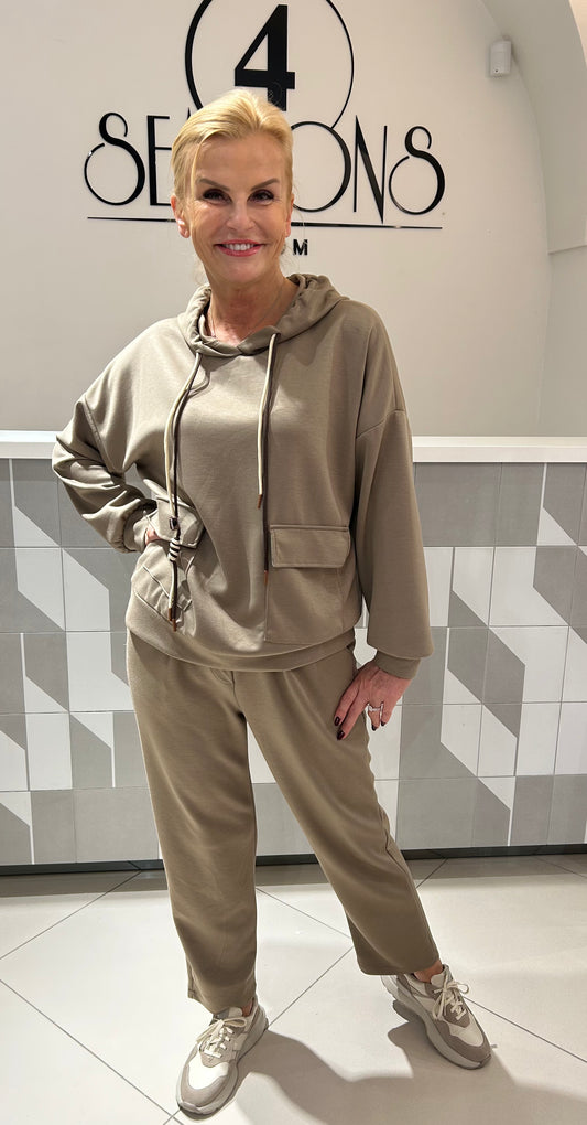 Laisvalaikio kostiumas (ko180)