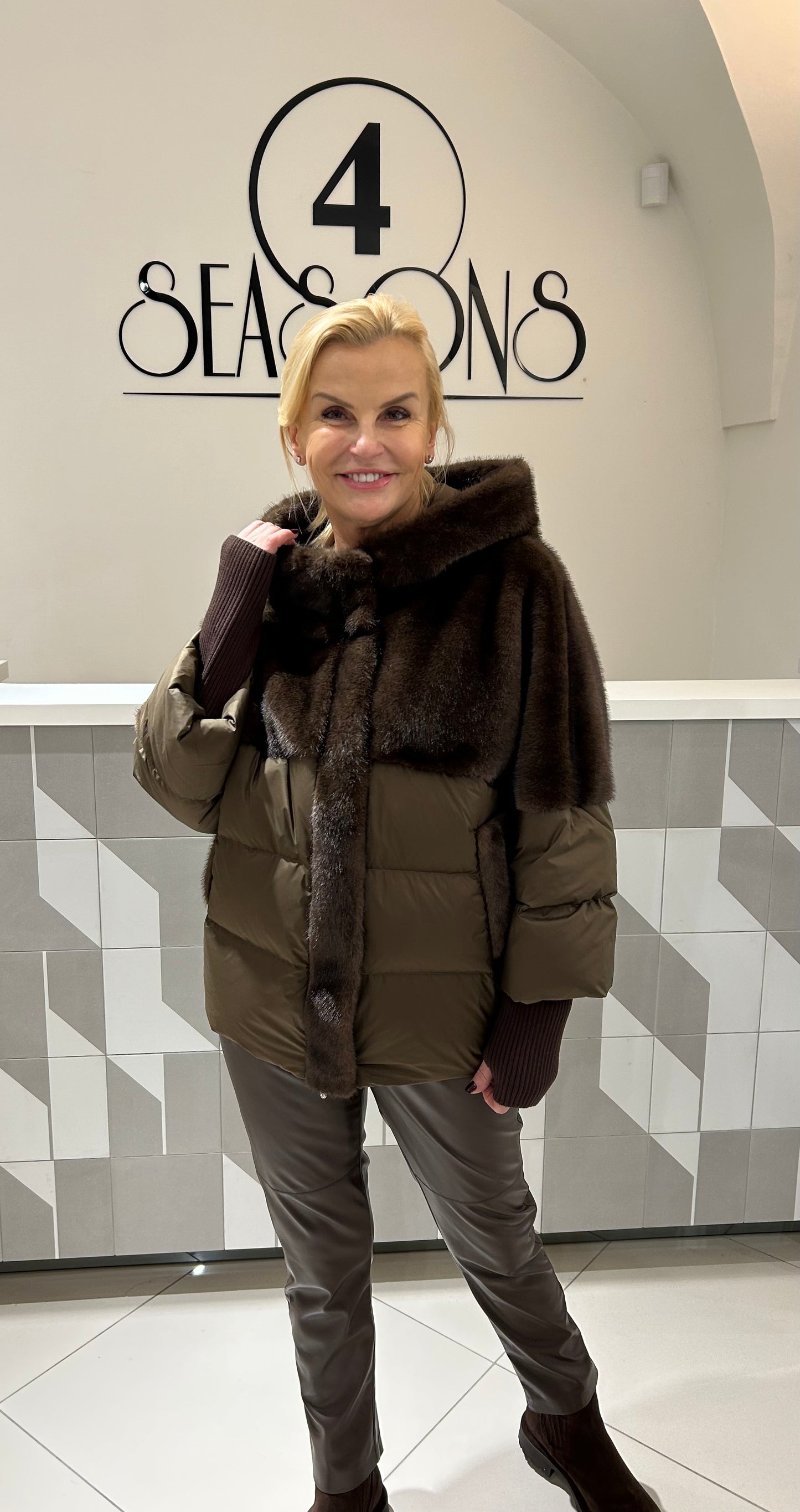 Pūkinė striukė dekoruota kailiuku (b60)