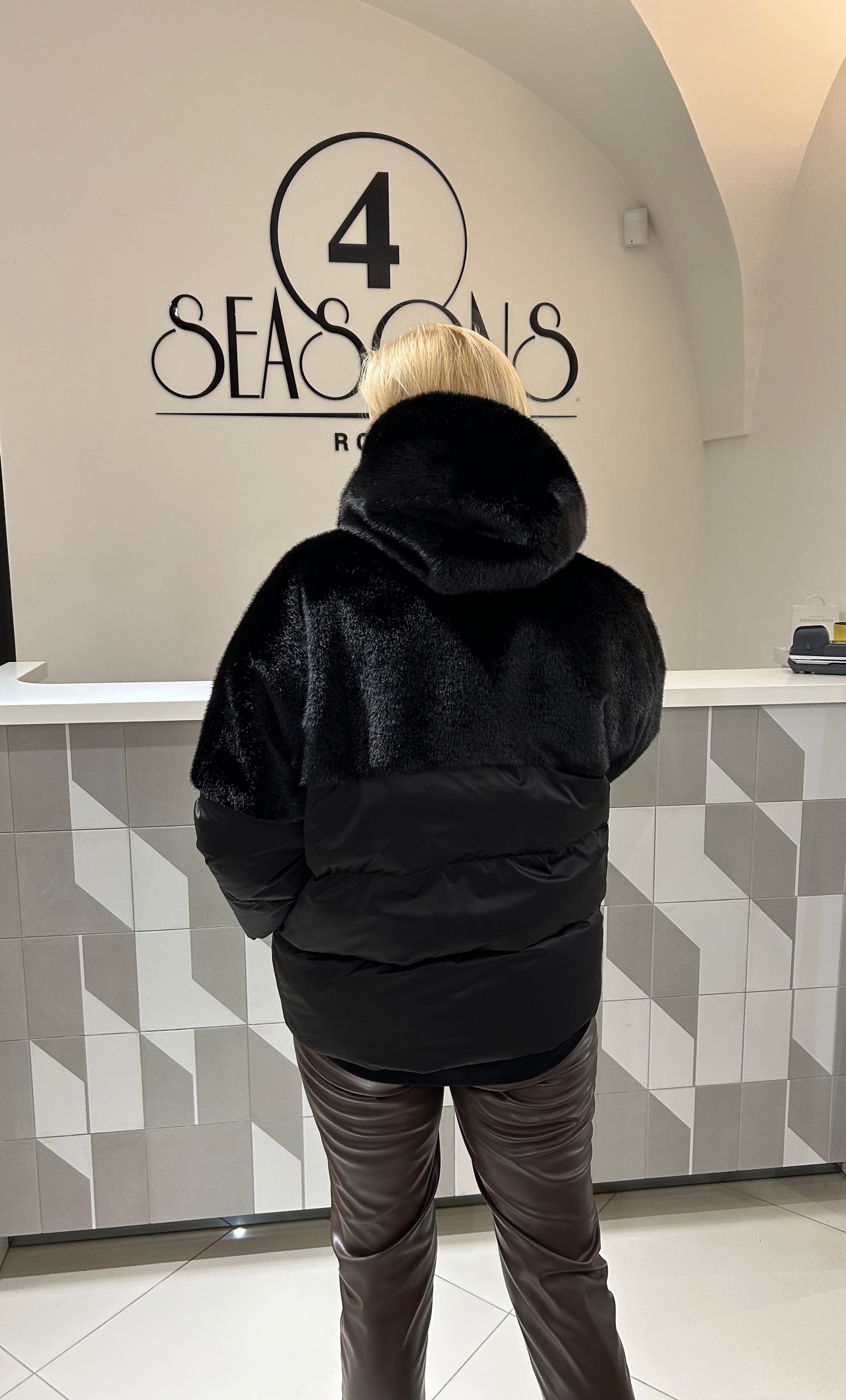 Pūkinė striukė dekoruota kailiuku (b60)