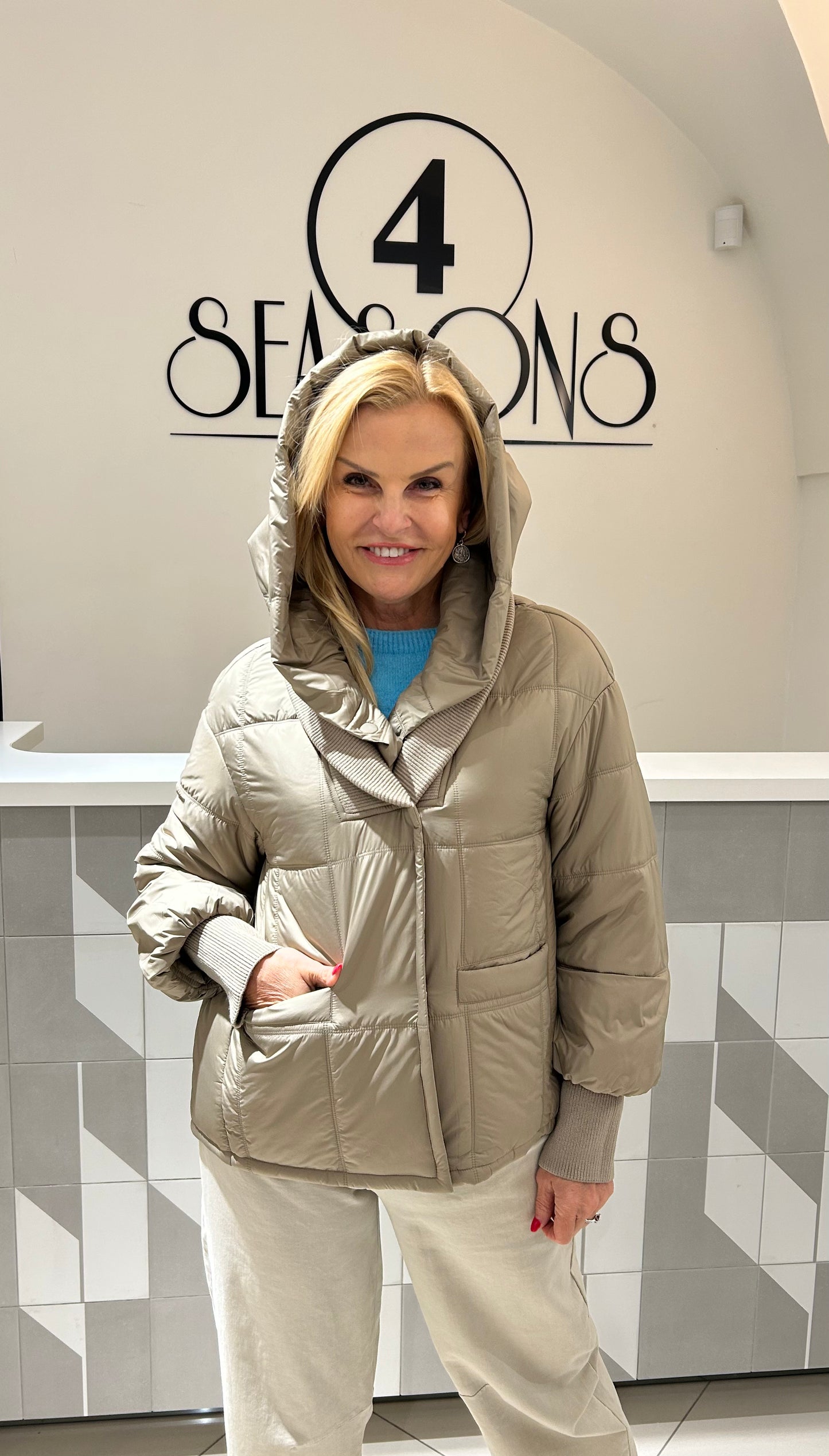 Striukė su išsegamu kapišonu (b226)