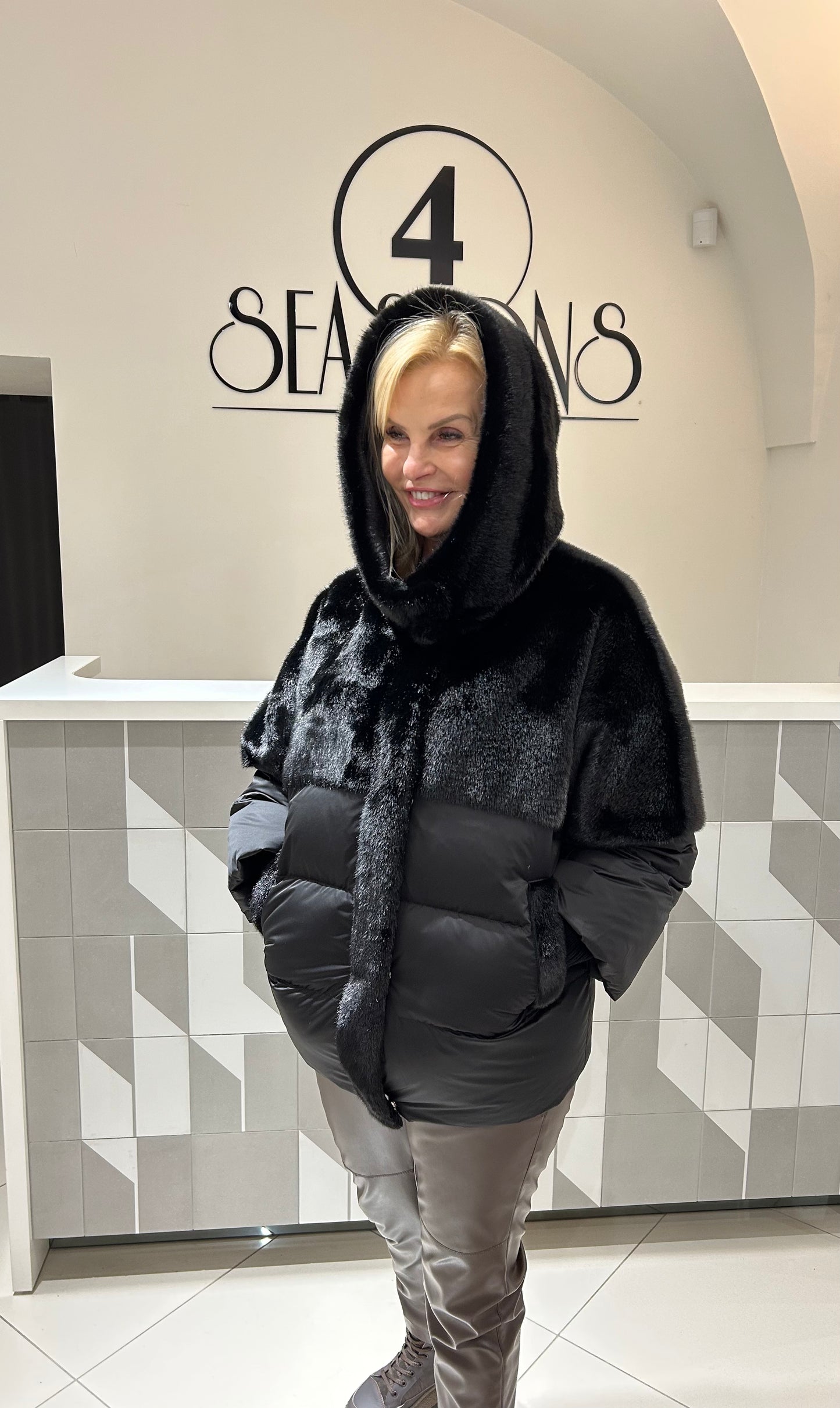 Pūkinė striukė dekoruota kailiuku (b60)