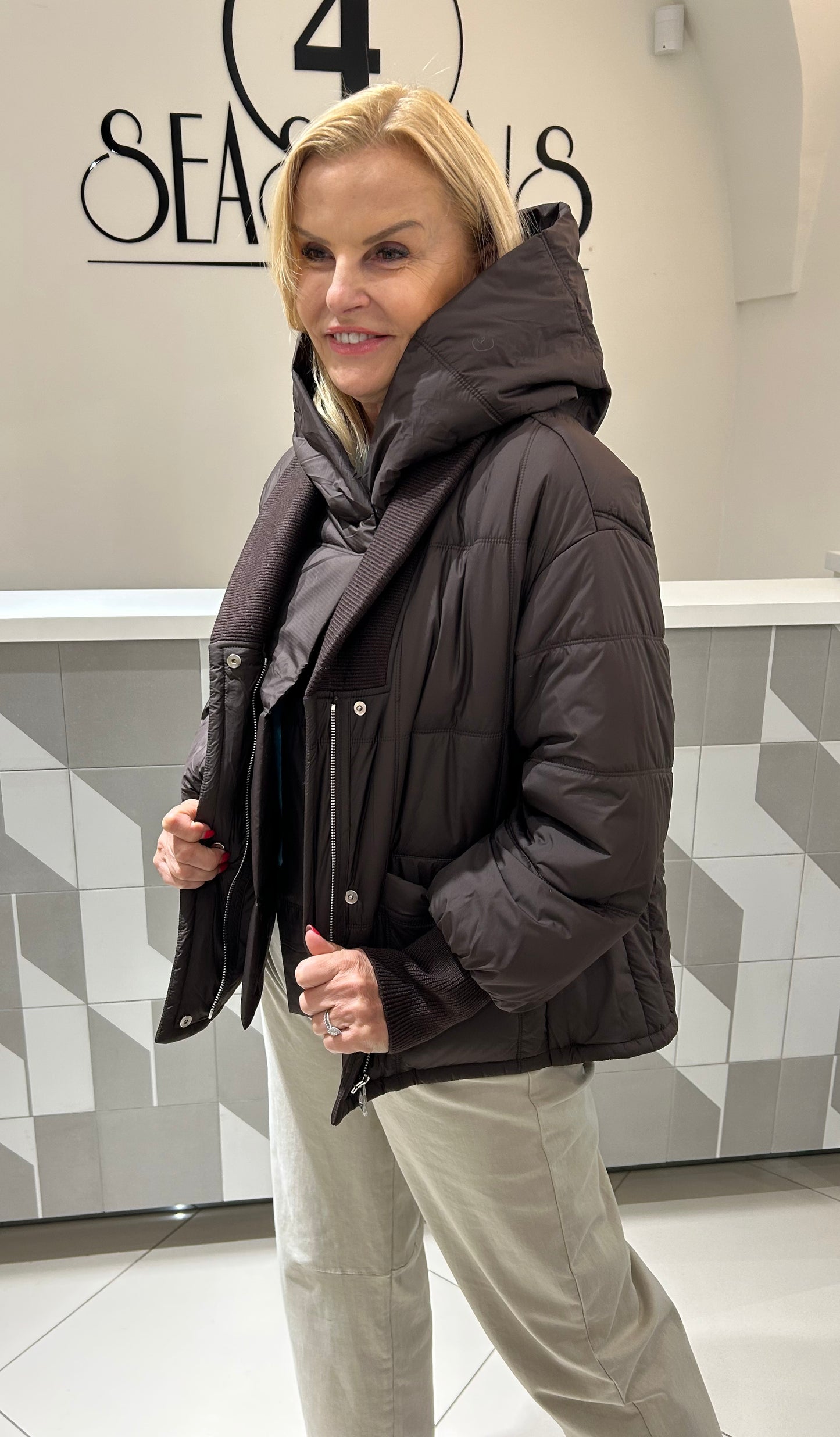 Striukė su išsegamu kapišonu (b226)