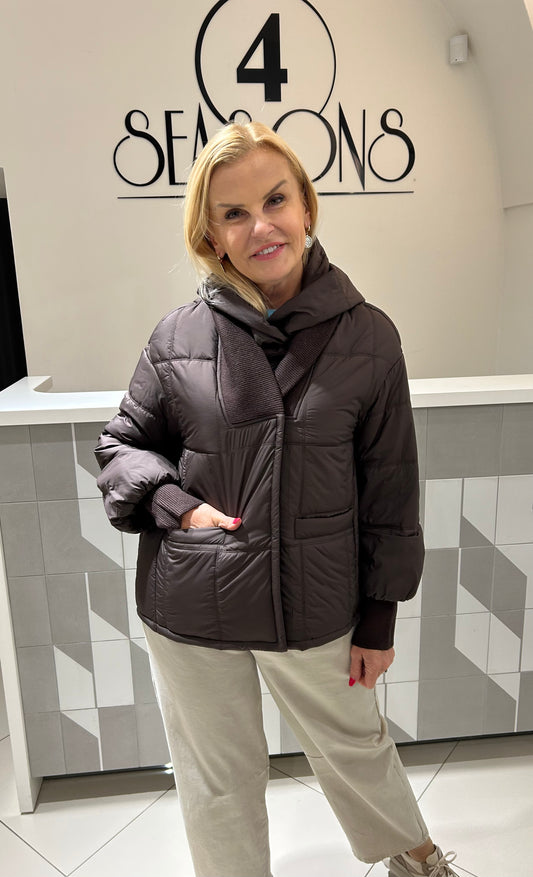 Striukė su išsegamu kapišonu (b226)