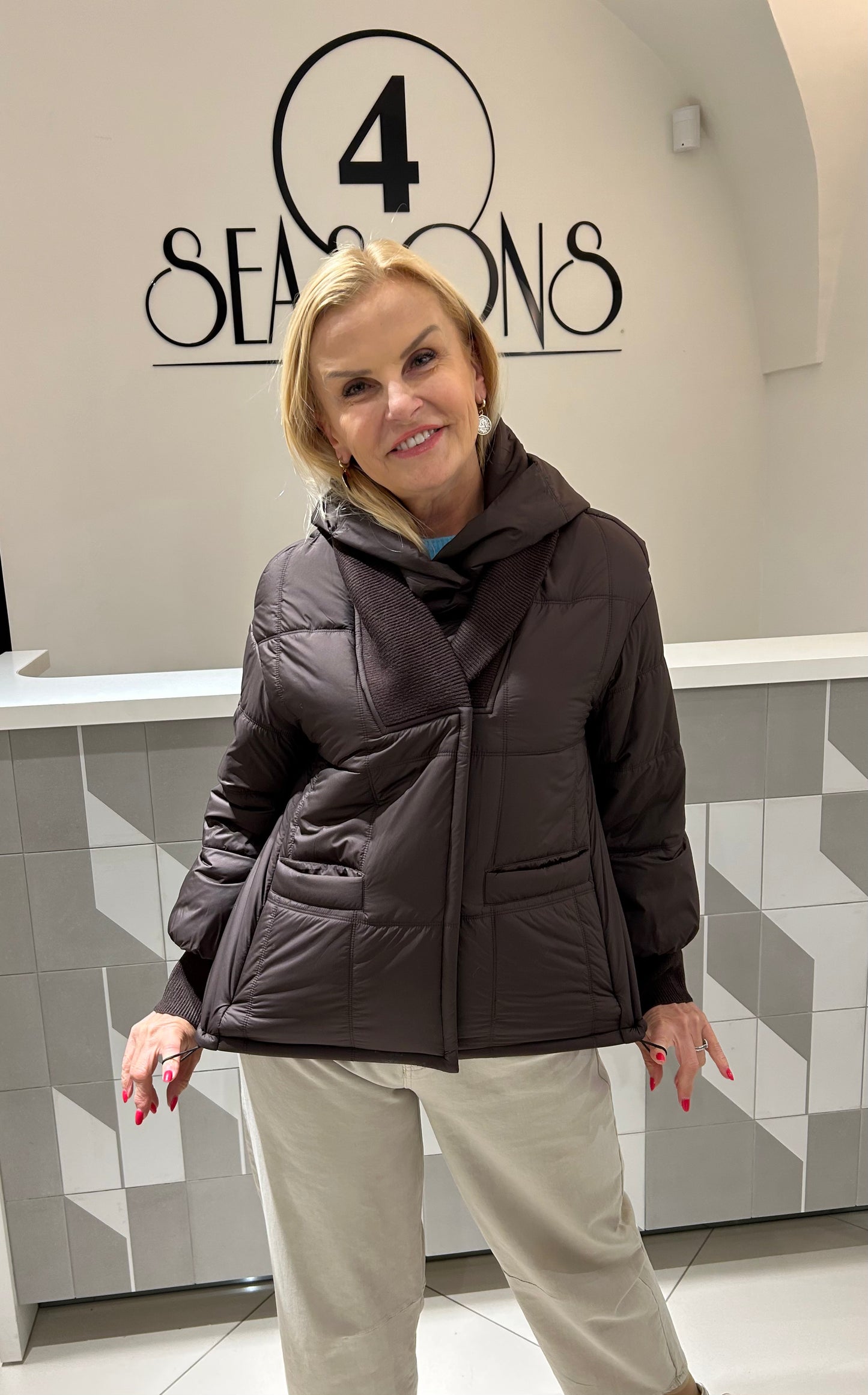 Striukė su išsegamu kapišonu (b226)