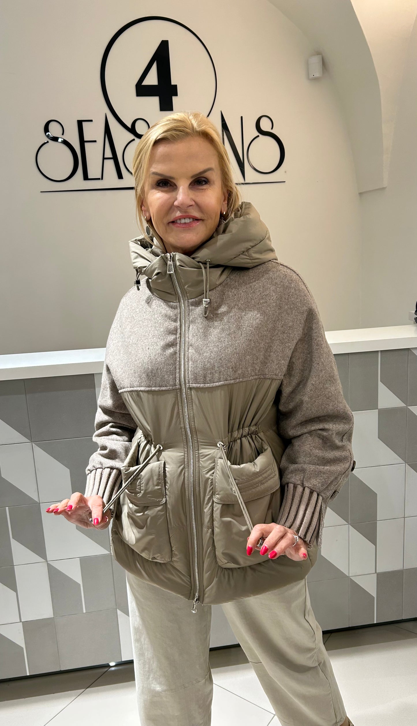 Striukė su išsegamu kapišonu (b225)