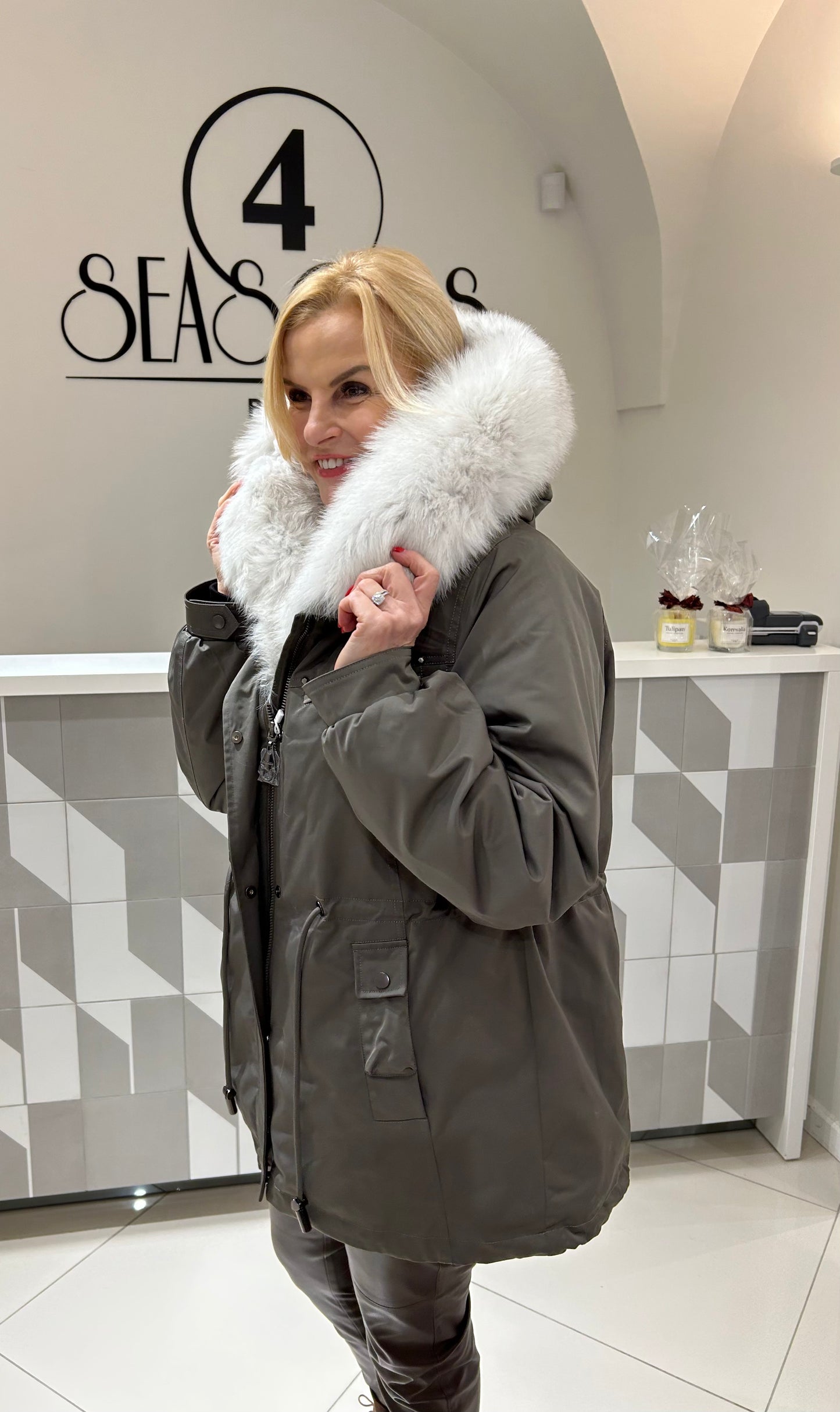 Striukė/parka su natūraliu  kailiu ir išsegamu vidumi  (b211)