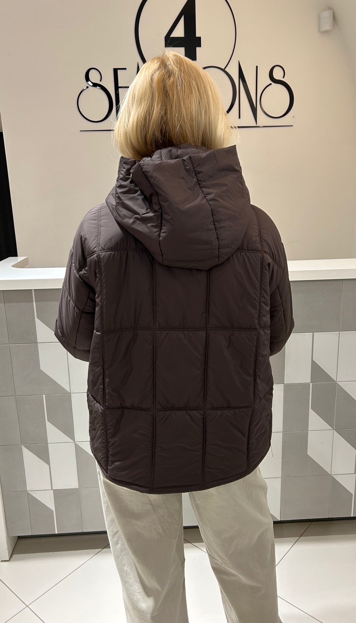 Striukė su išsegamu kapišonu (b226)