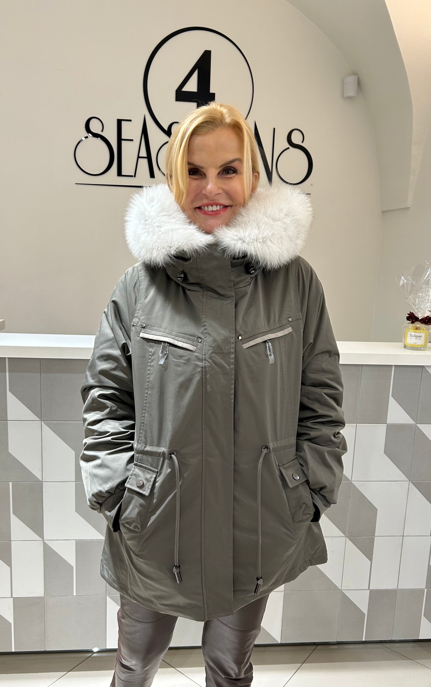 Striukė/parka su natūraliu  kailiu ir išsegamu vidumi  (b211)