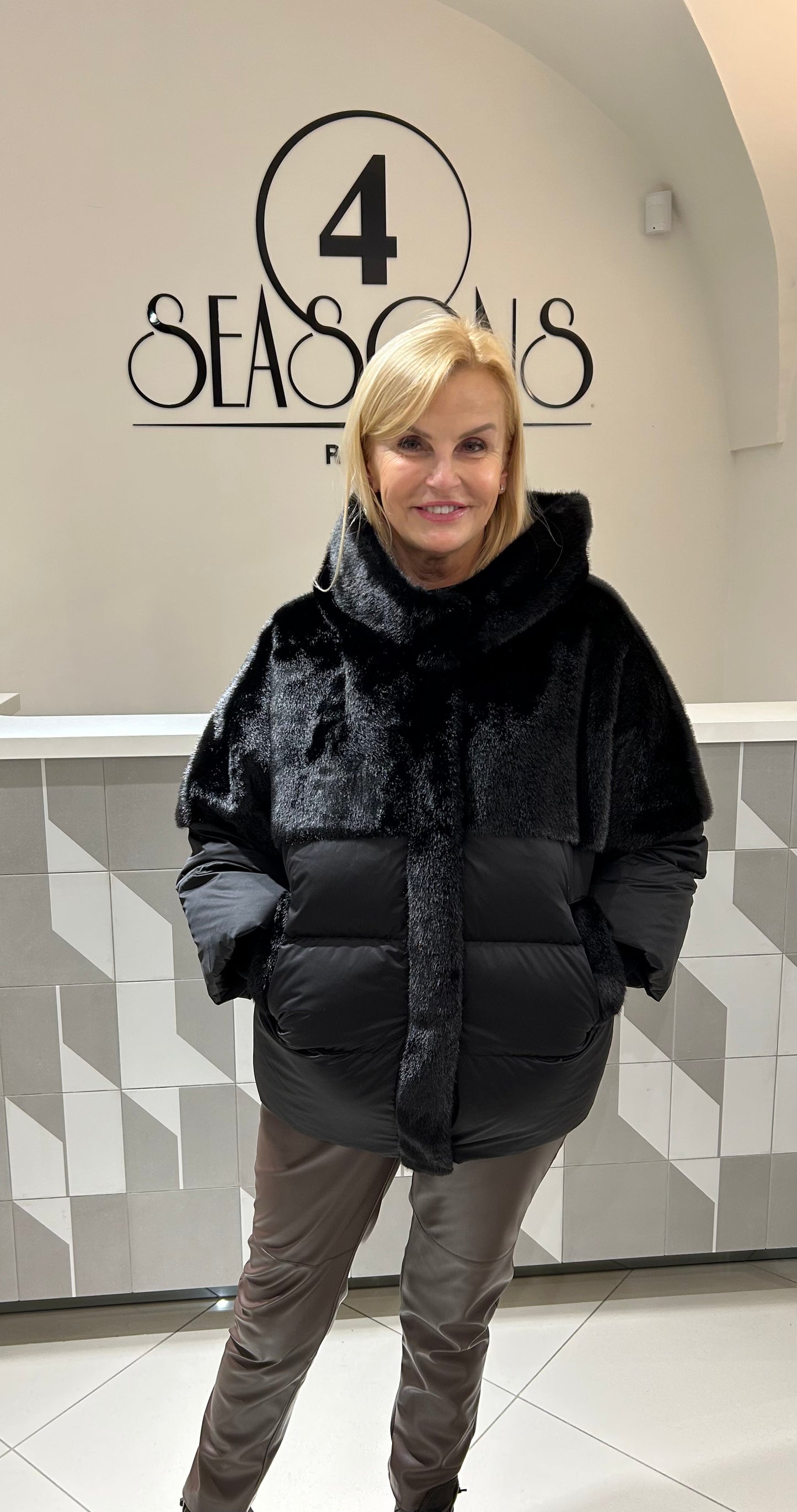 Pūkinė striukė dekoruota kailiuku (b60)