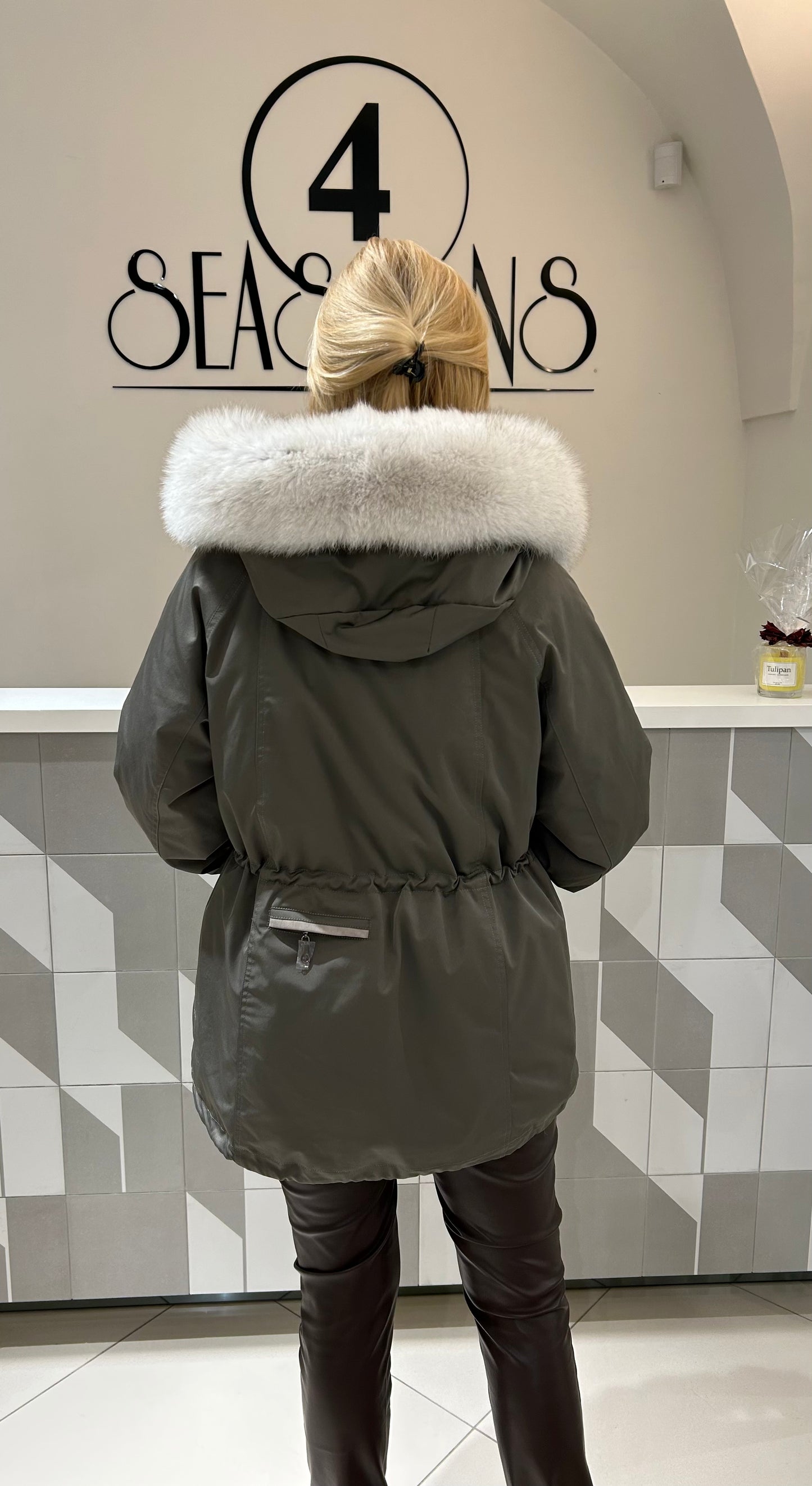 Striukė/parka su natūraliu  kailiu ir išsegamu vidumi  (b211)