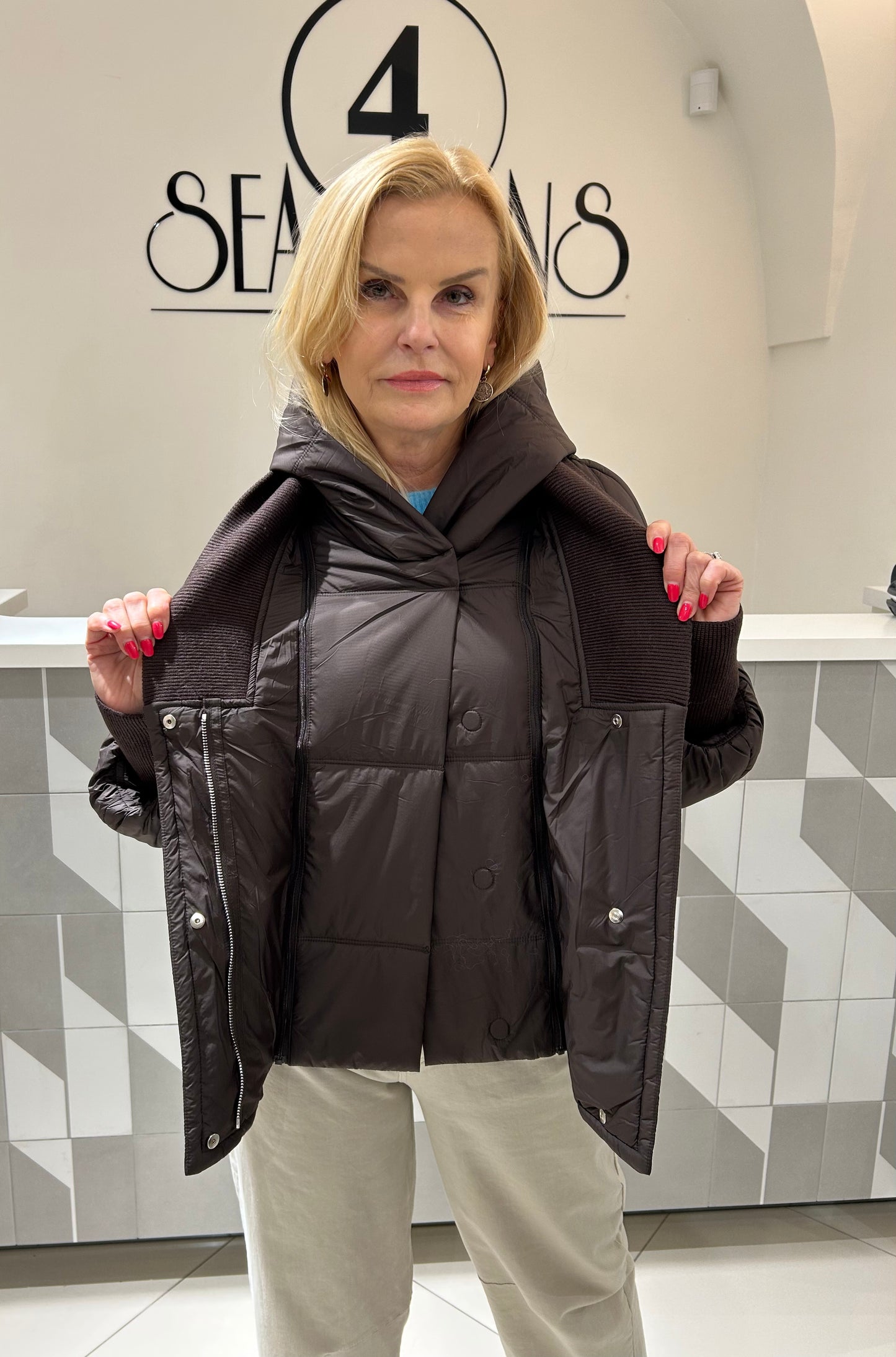 Striukė su išsegamu kapišonu (b226)