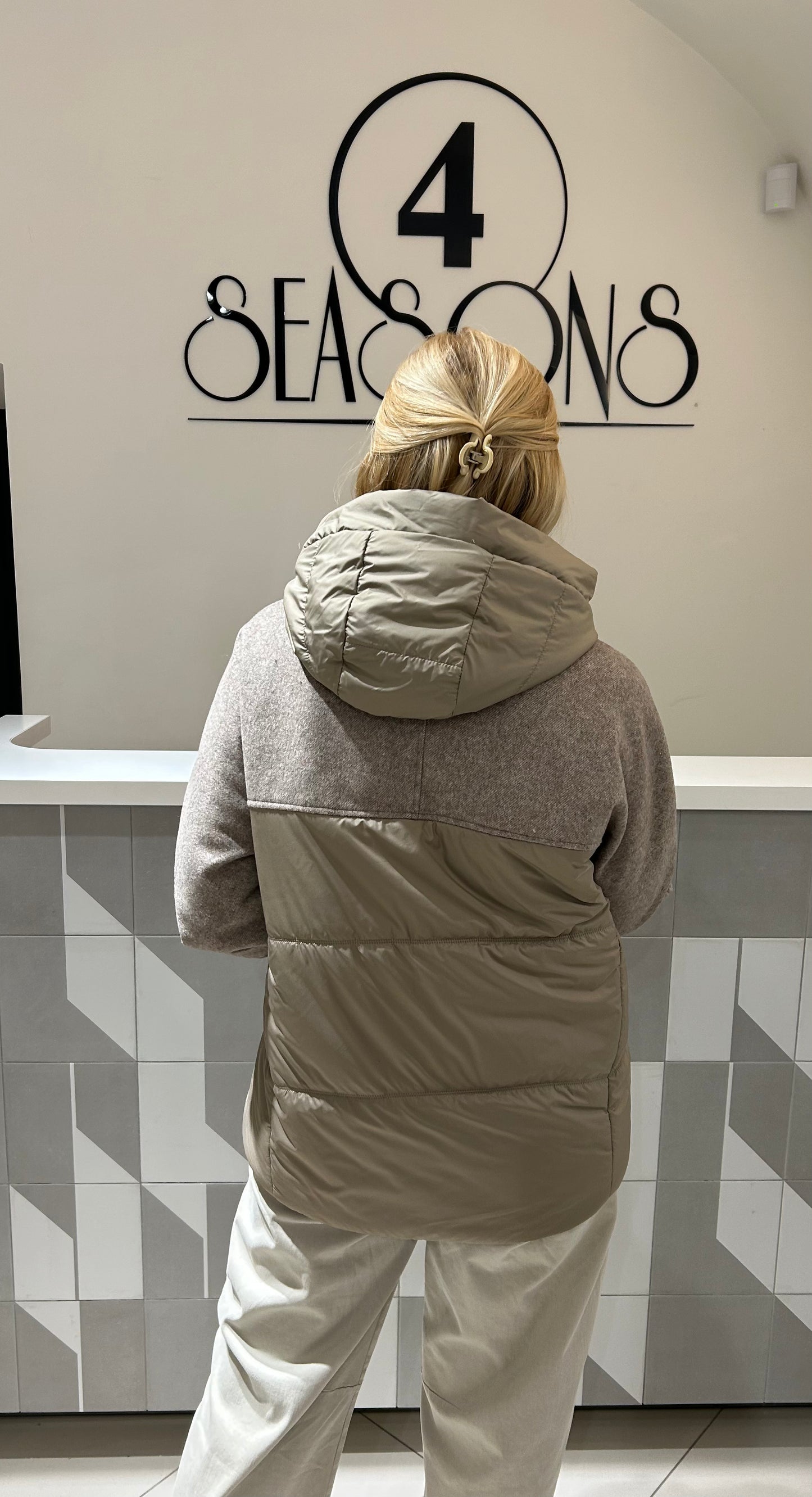 Striukė su išsegamu kapišonu (b225)