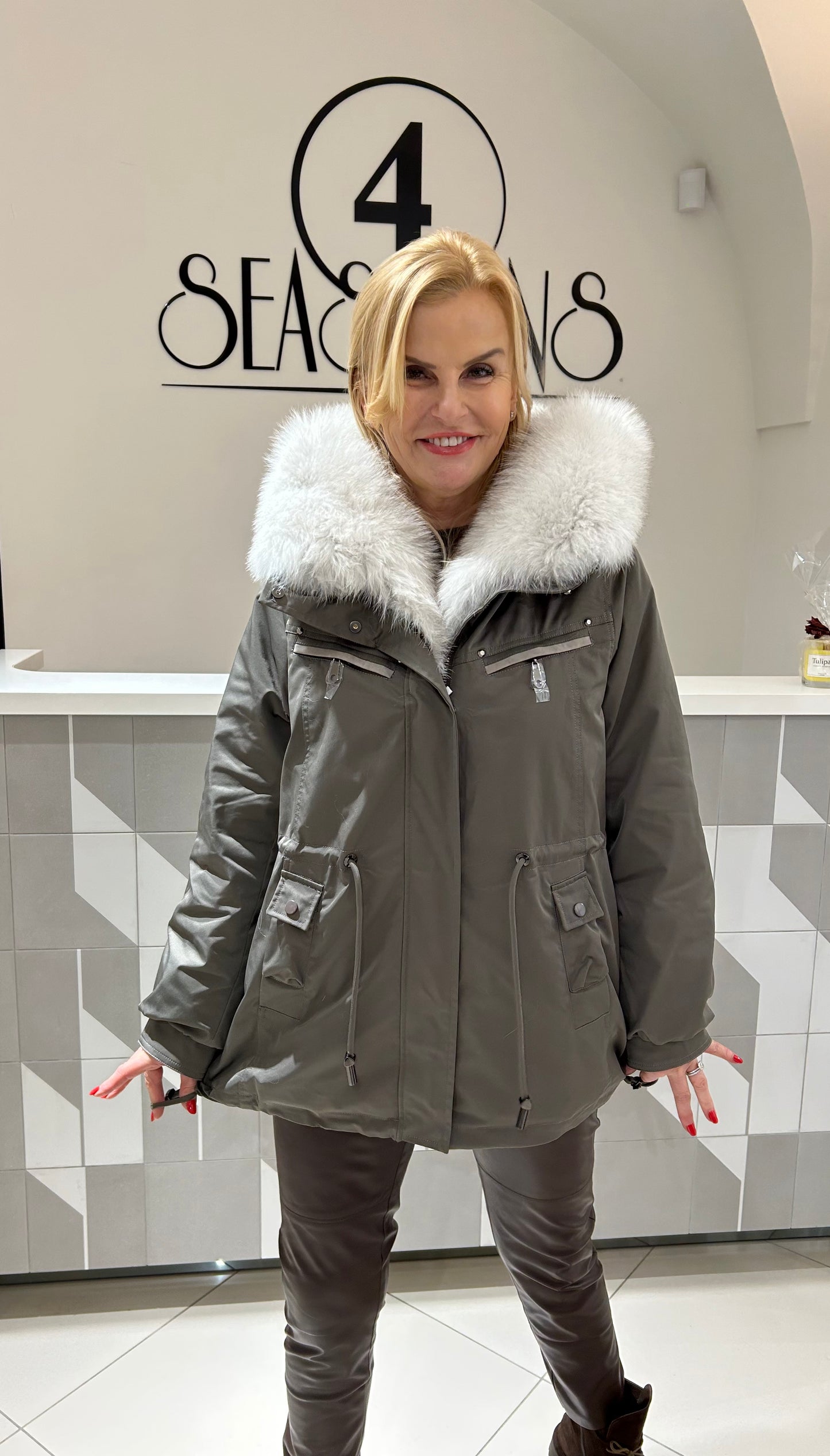 Striukė/parka su natūraliu  kailiu ir išsegamu vidumi  (b211)