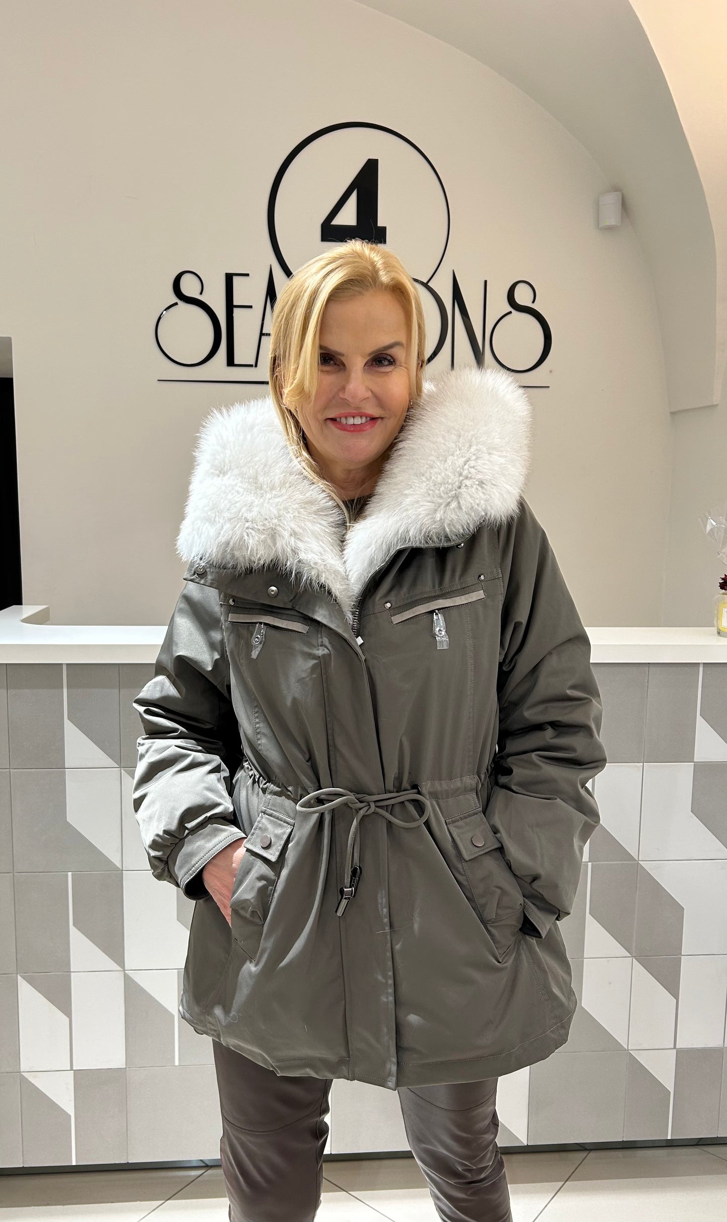 Striukė/parka su natūraliu  kailiu ir išsegamu vidumi  (b211)