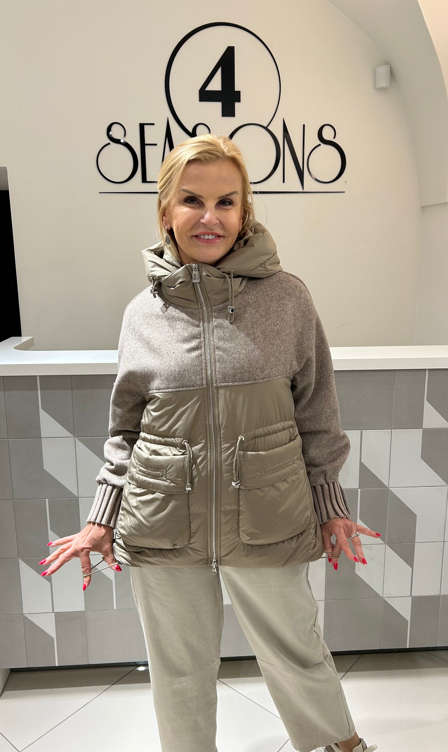 Striukė su išsegamu kapišonu (b225)