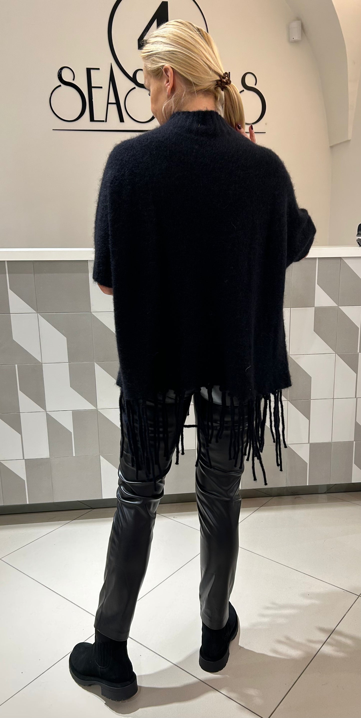 Megztinis su kutais (M439)