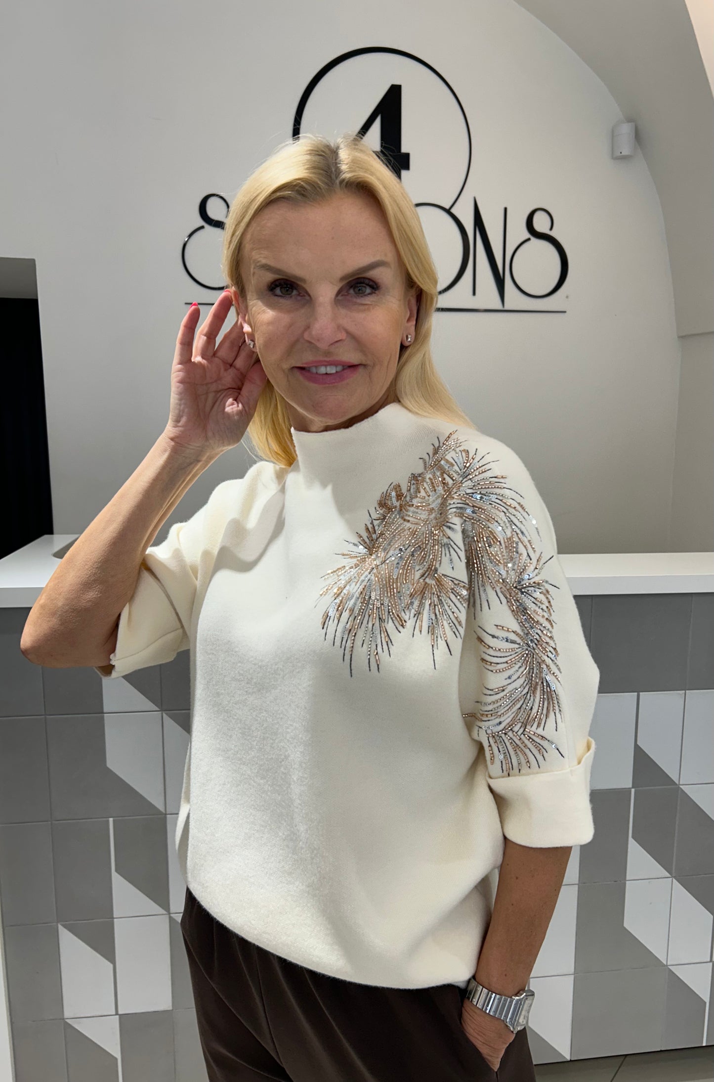 Megztukas patrumpintomis rankovėmis puoštas žėručiais(M630)