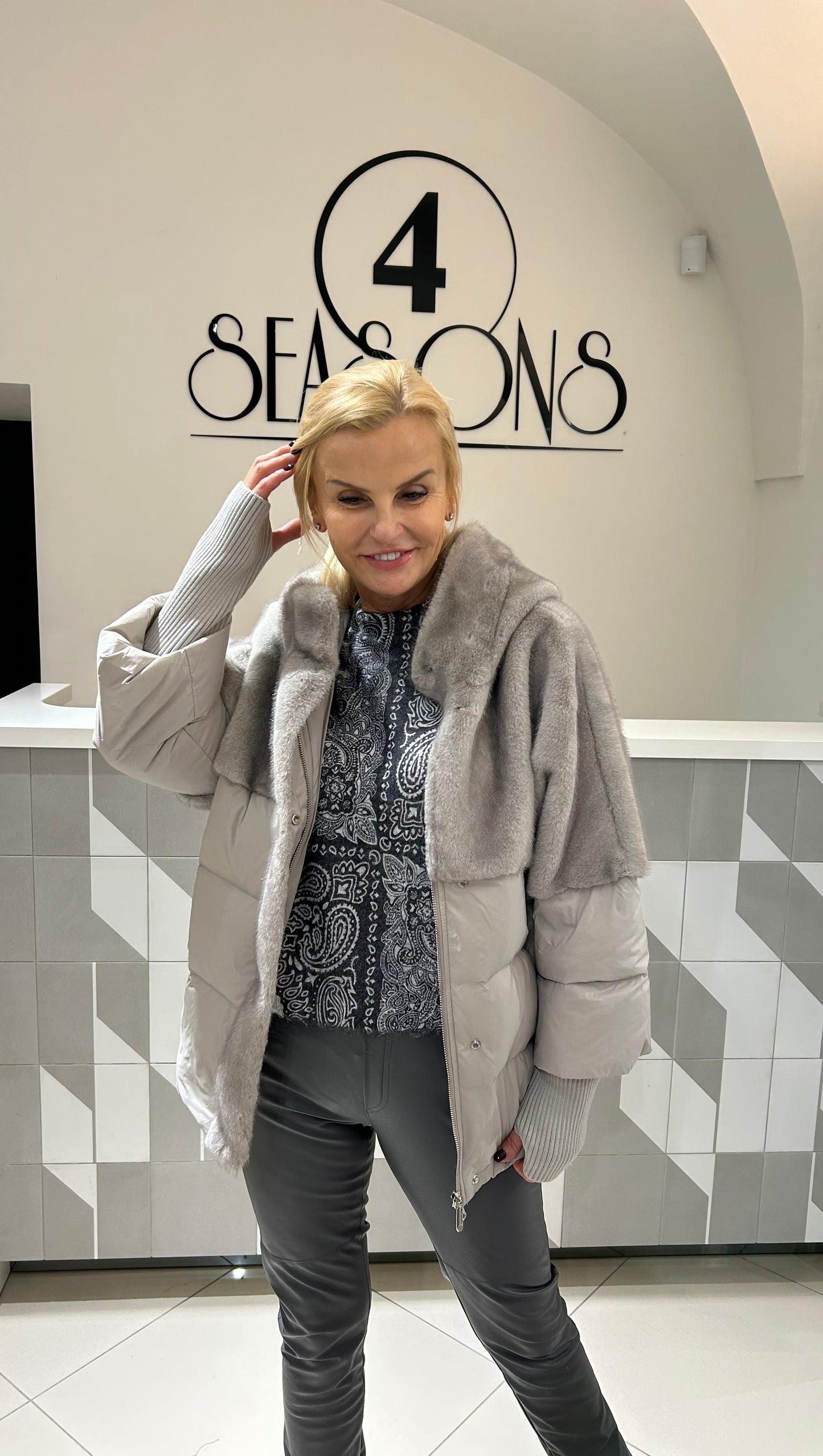 Pūkinė striukė dekoruota kailiuku (b60)