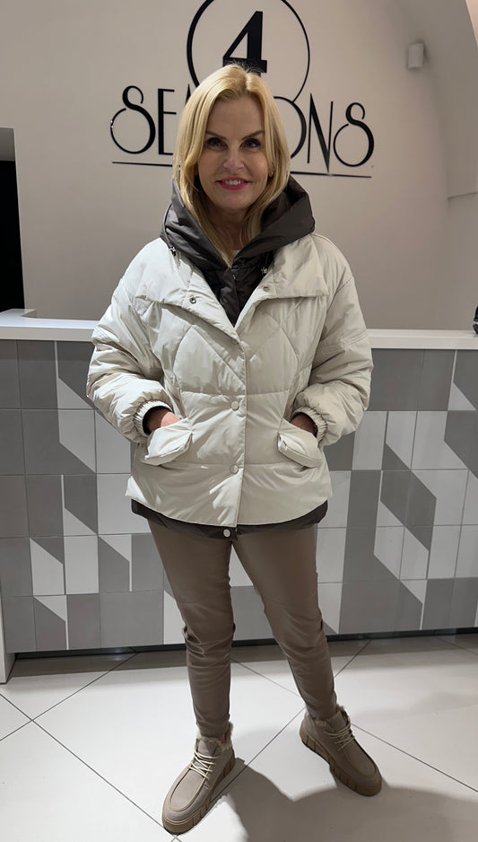 Trumpa striukė išsegamu kapišonu (B79)