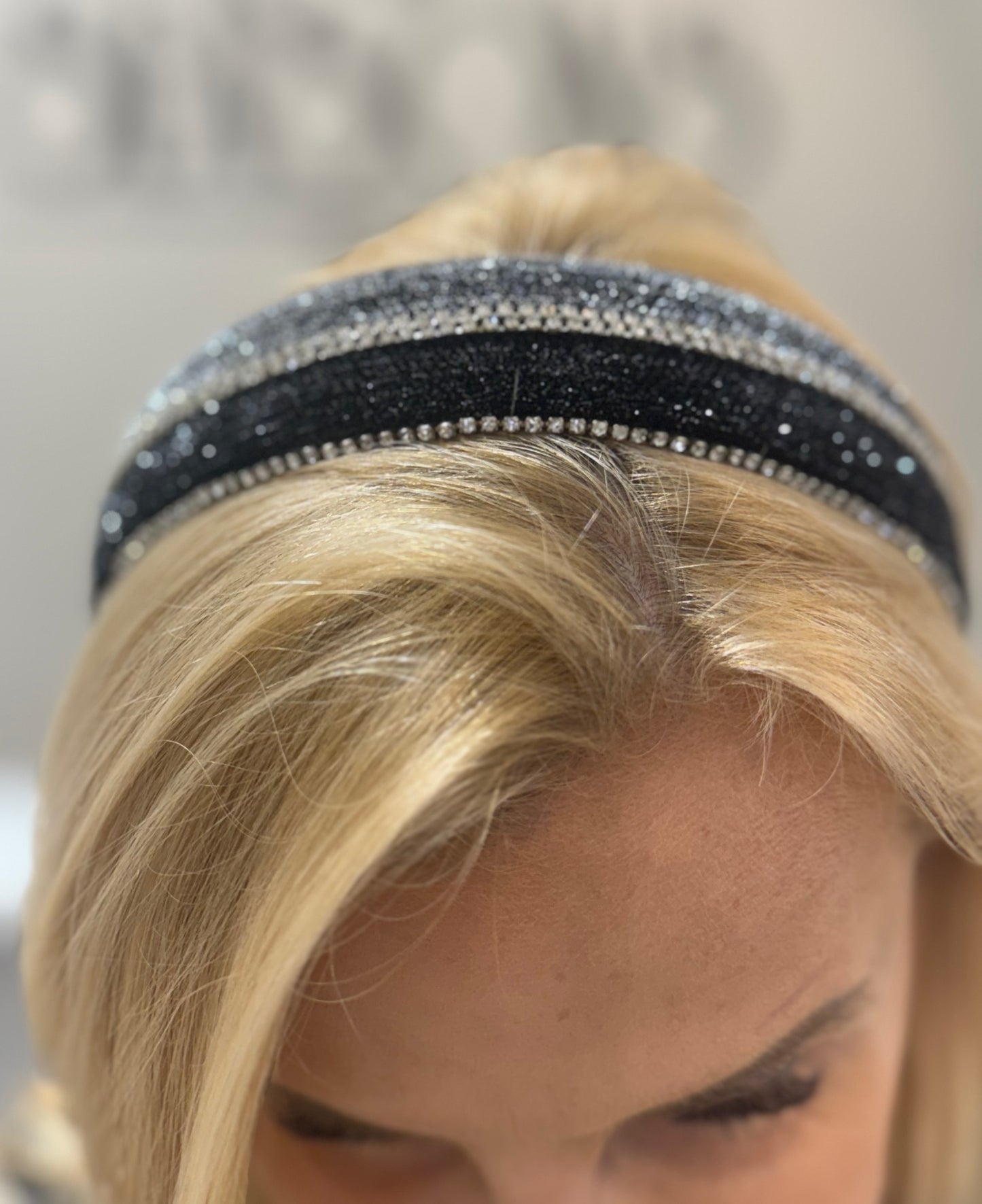 Lankelis su liureksu dekoruotas Swarovski kristalo juostelėmis