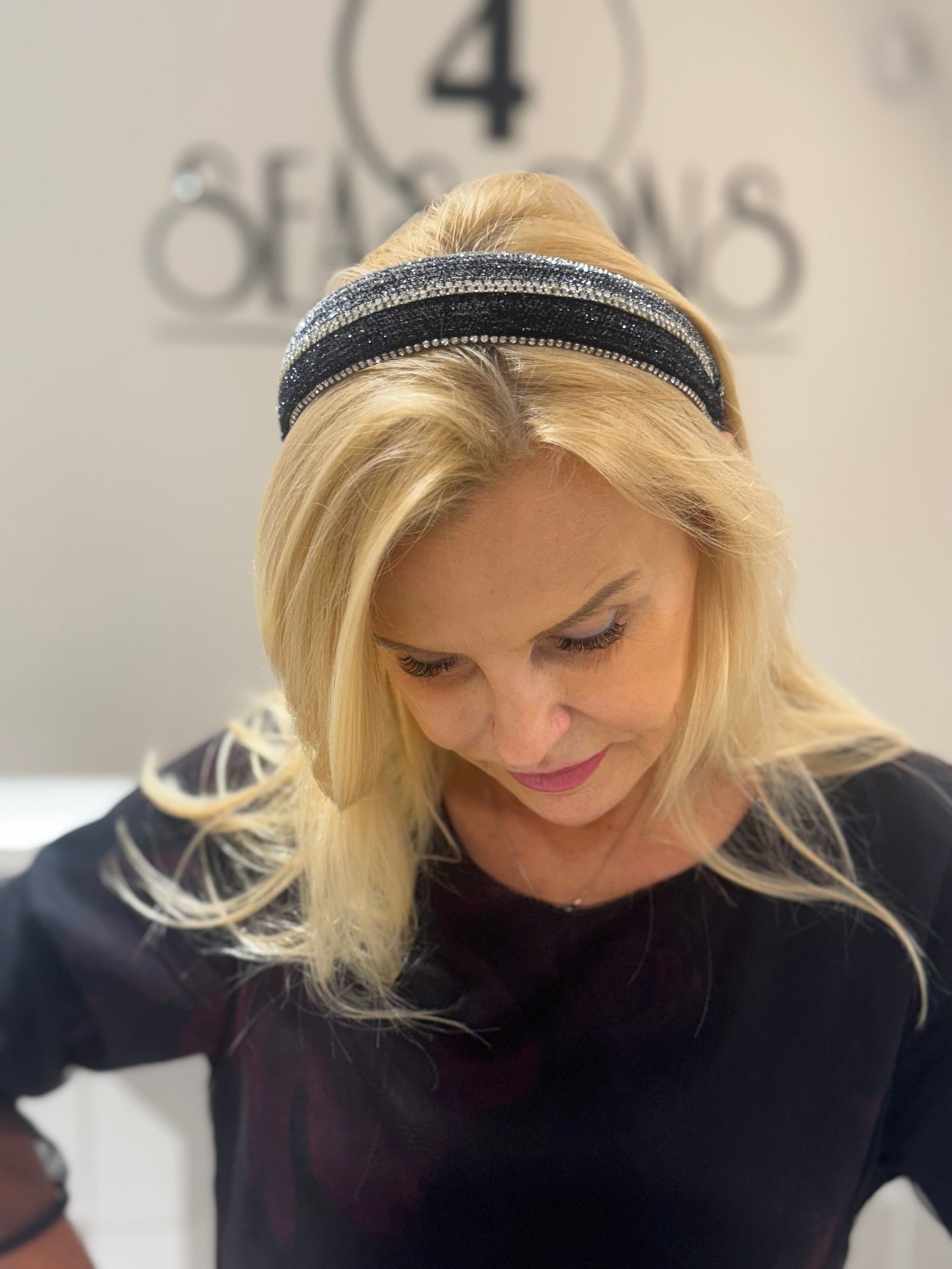 Lankelis su liureksu dekoruotas Swarovski kristalo juostelėmis