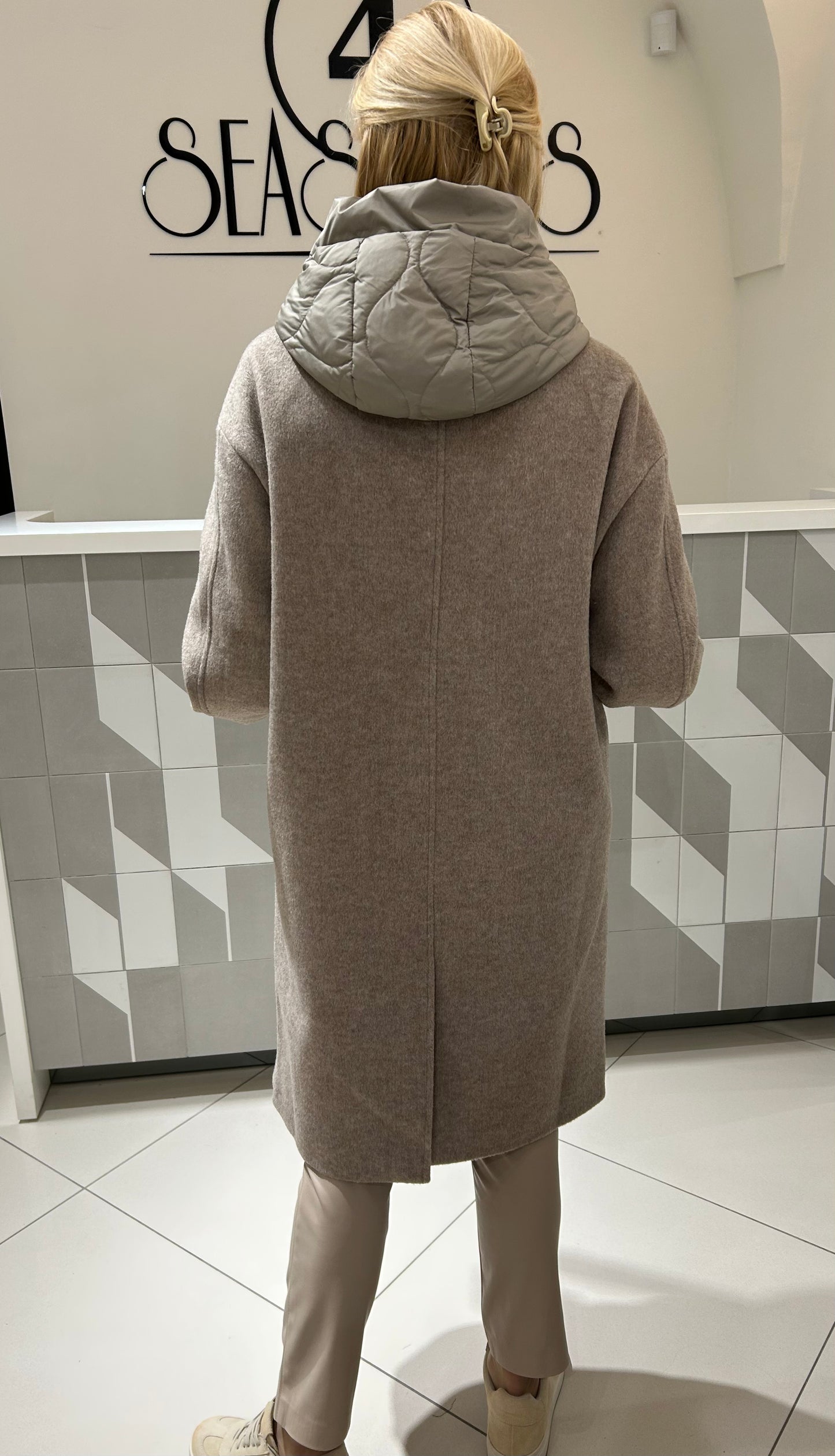 Vilnos paltas su išsegamu kapišonu (B227)