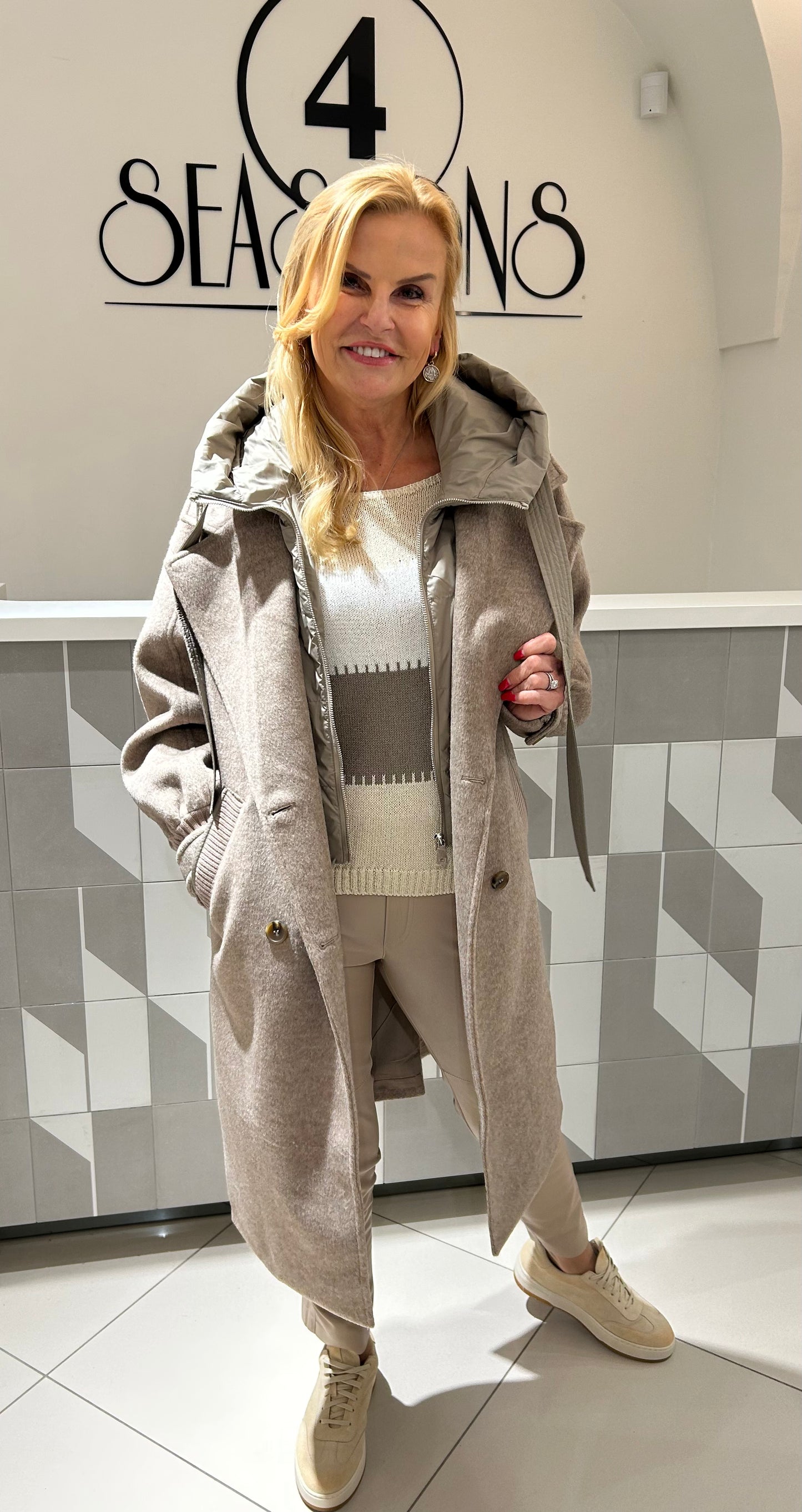 Vilnos paltas su išsegamu kapišonu (B227)