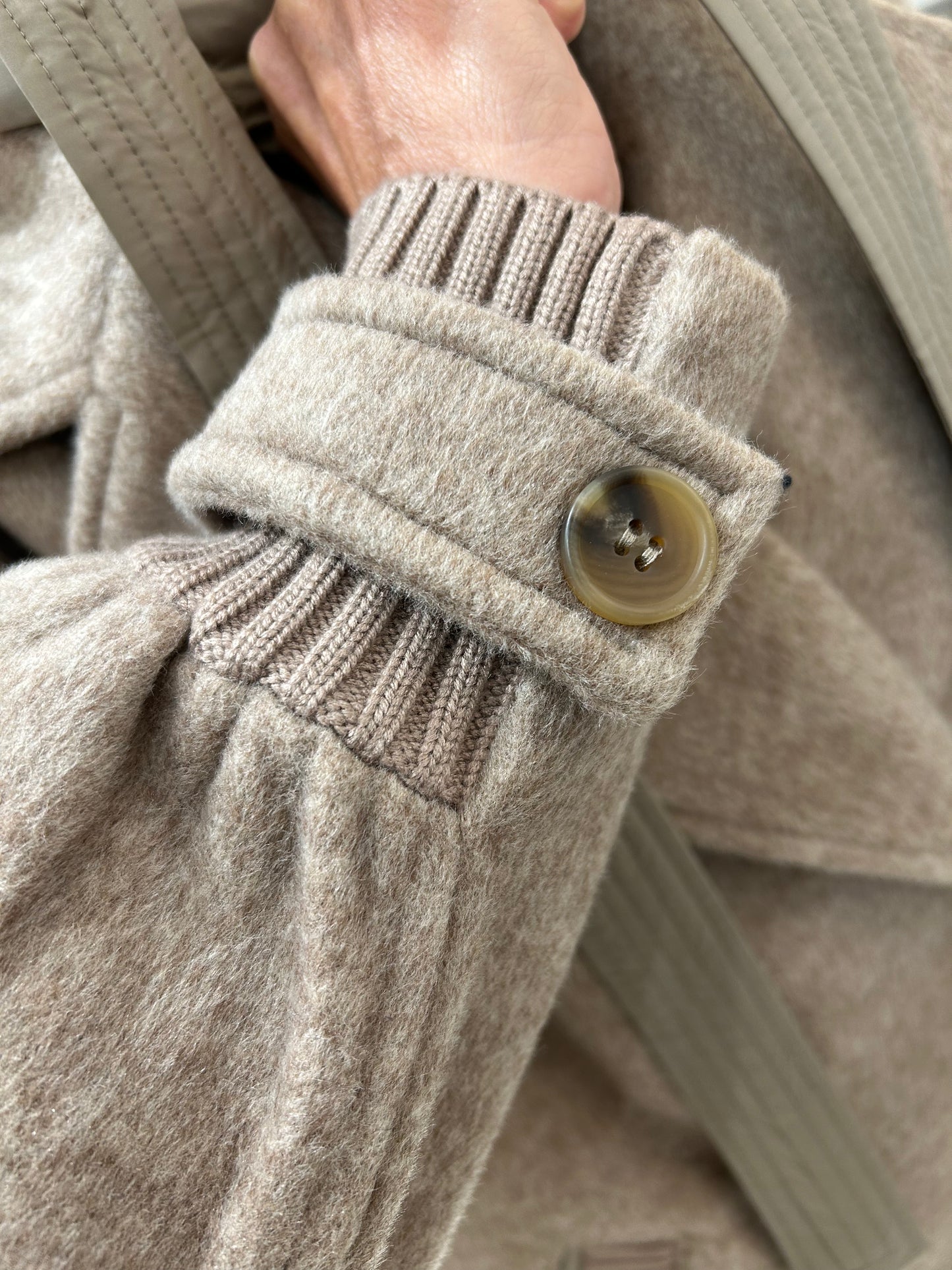 Vilnos paltas su išsegamu kapišonu (B227)