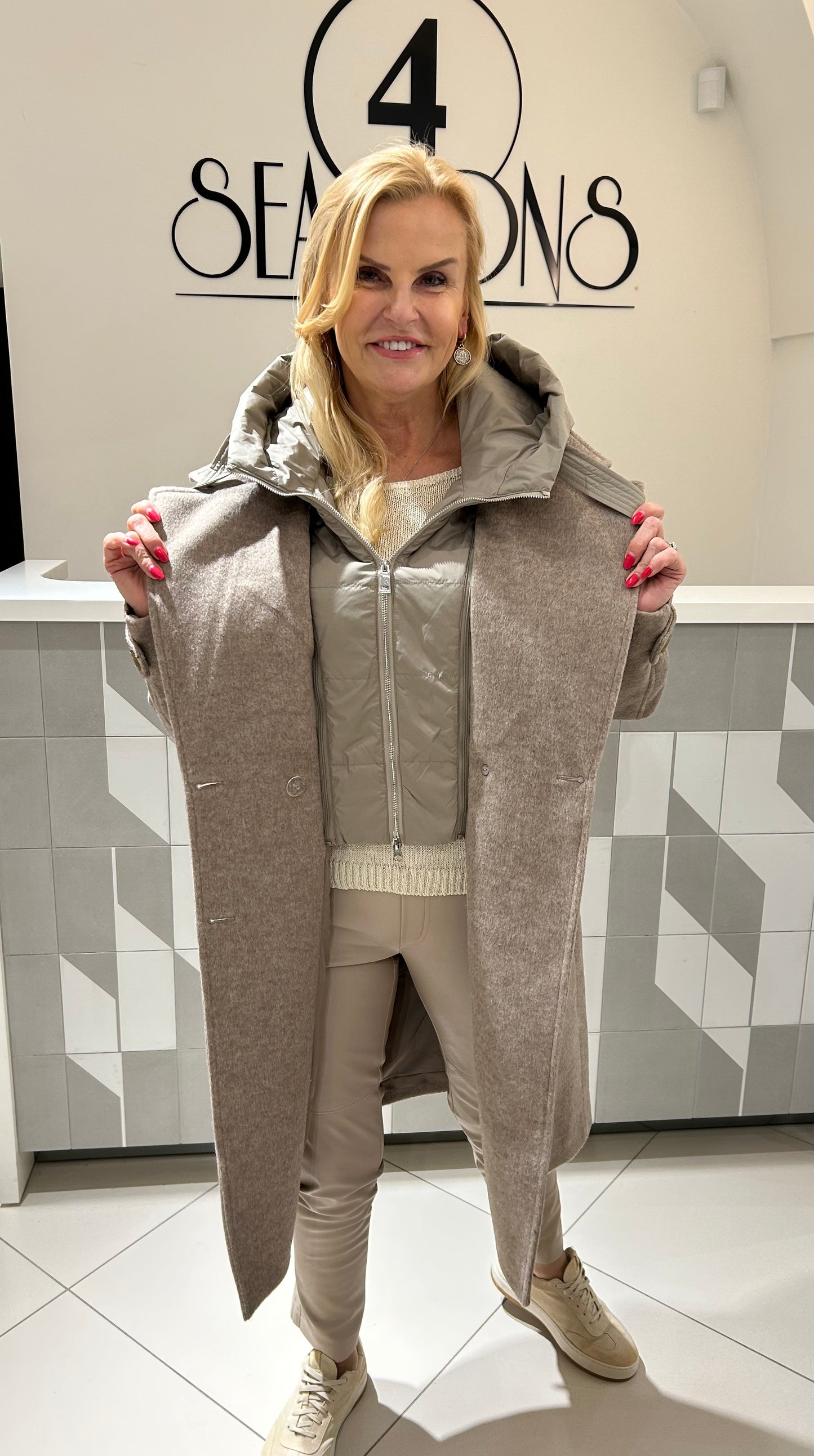 Vilnos paltas su išsegamu kapišonu (B227)