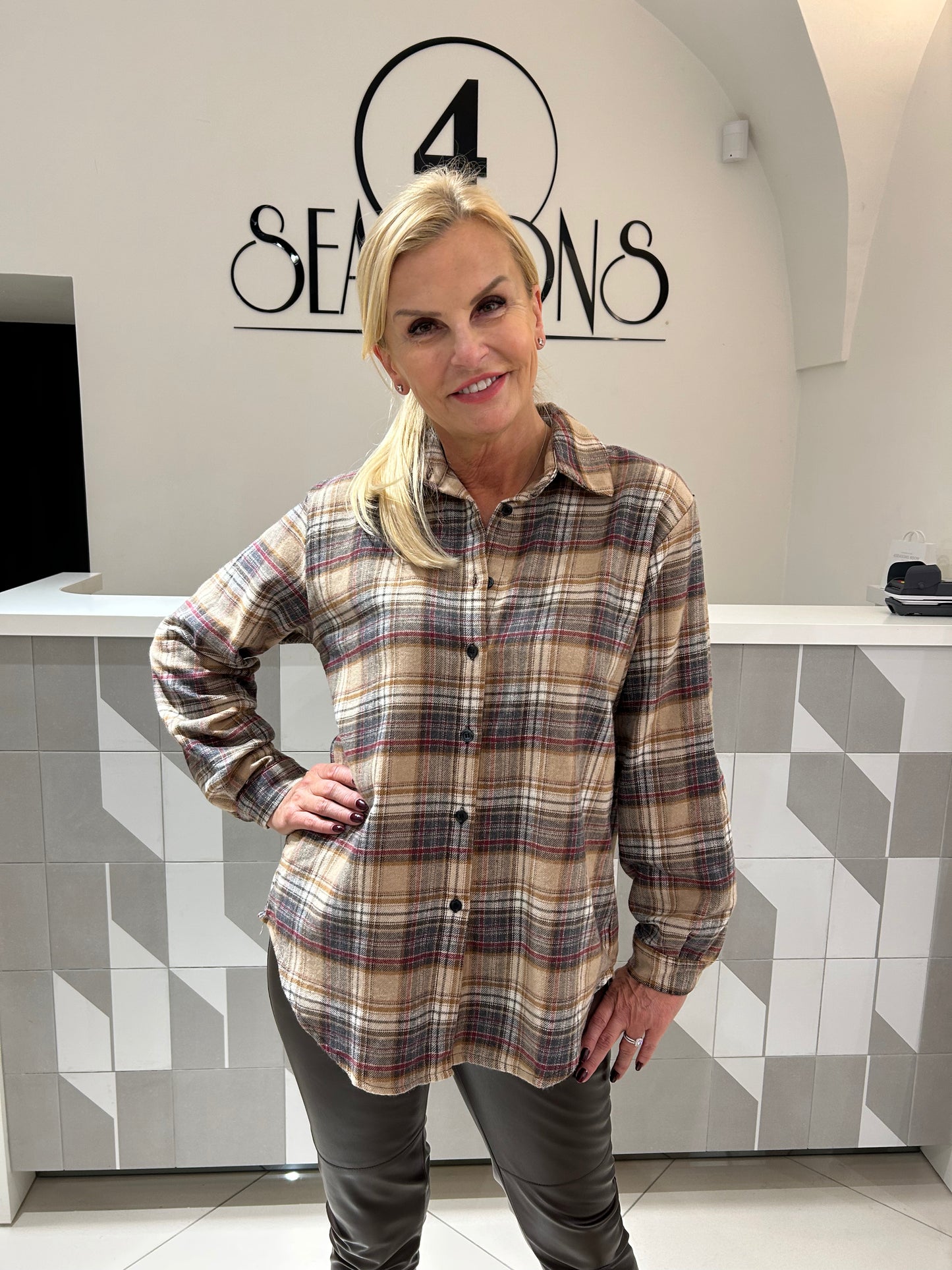 Languoti marškiniais (p851)